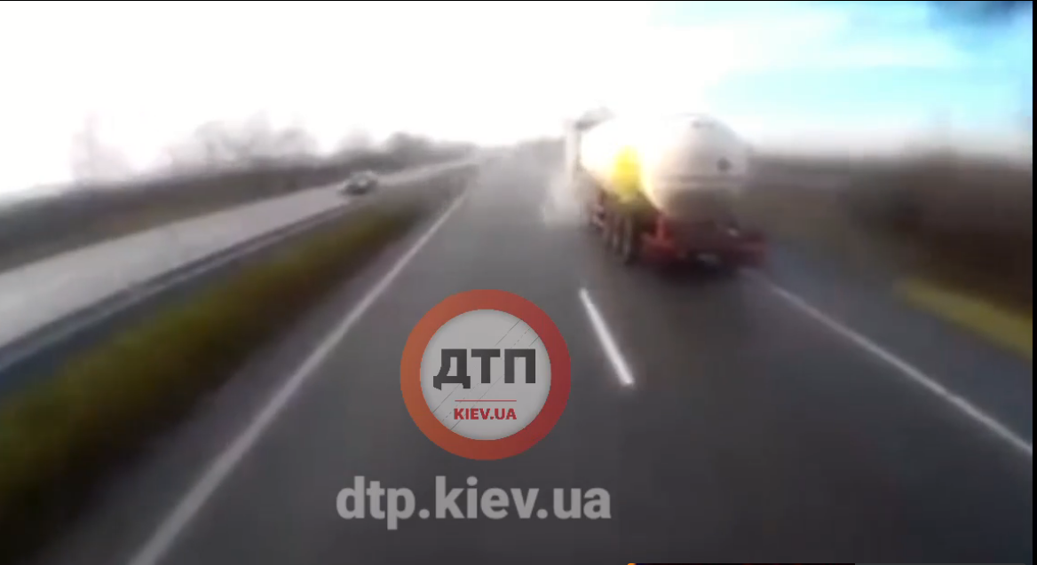 ДТП під Борисполем: водій фури не впорався з керуванням через шину, що лопнула